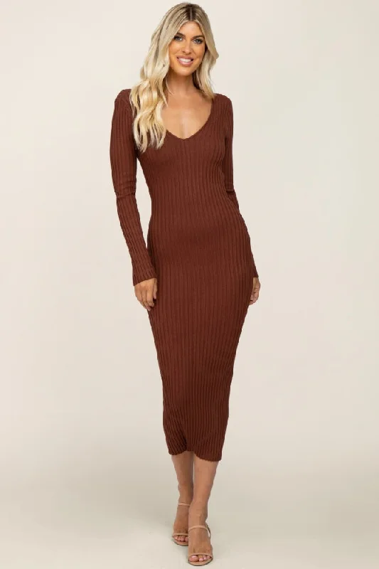 Sleeveless Women's Silk Blend Sweater Dresses for a Sophisticated LookMocha V-Neck Long Sleeve Fitted Maxi Dress