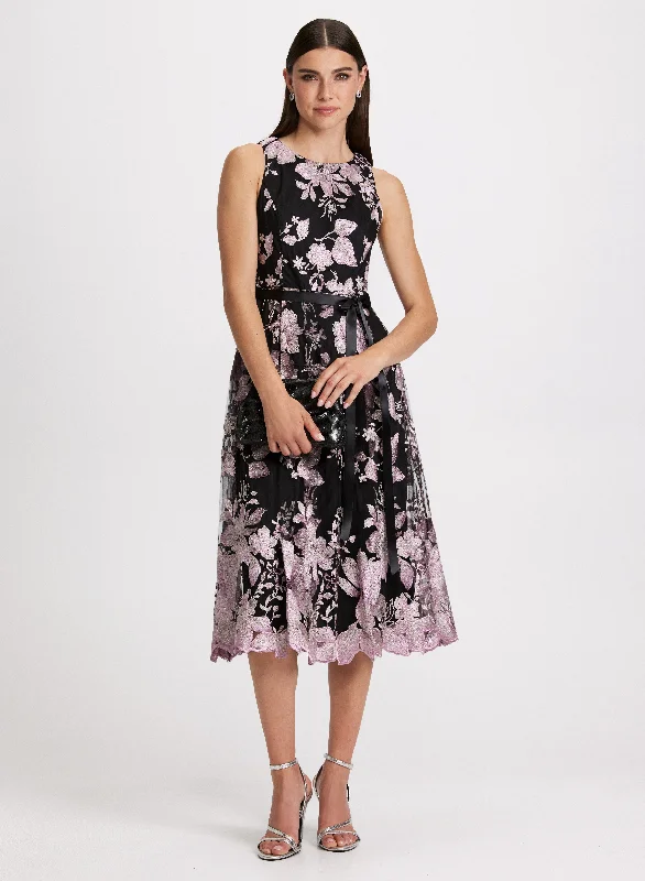 Plaid midi dresses for a fall - themed family gatheringFloral Print Midi Dress